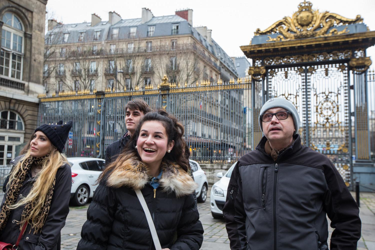 <a href='http://qdj.ngskmc-eis.net'>bv伟德ios下载</a>学院法语教授Pascal Rollet带领学生们到巴黎游学.
